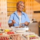 Vendedora ambulante Maria das Uvas roda São Paulo com seus palitinhos de frutas caramelizadas - Rodrigo Capote/Folhapress