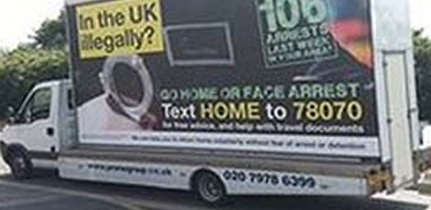 Carros com os anúncios circularam em bairros de Londres na semana passada