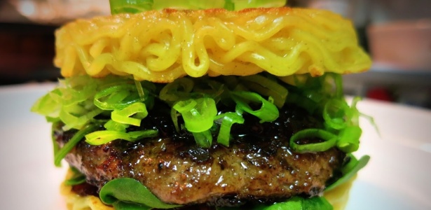 Macarrão japonês virou base para um novo tipo de hambúrguer