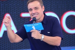 http://imguol.com/2013/10/21/em-fevereiro-de-2013-gugu-apareceu-de-visual-novo-ele-deixou-os-ternos-de-lado-para-usar-roupas-mais-descoladas-na-ocasiao-justificou-esse-verao-foi-de-rachar-1382372493744_300x200.jpg