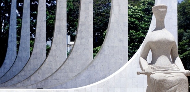 Estátua simbolizando a Justiça em frente à sede do Supremo Tribunal Federal