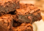 Brownie de Castanhas com Calda de Brigadeiro Noir Brownie de Castanhas com Calda de Brigadeiro Noir