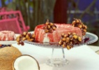 Manjar de Coco com Calda de Vinho e Olhinhos de Sogra de Uva-Passa Manjar de Coco com Calda de Vinho e Olhinhos de Sogra de Uva-Passa
