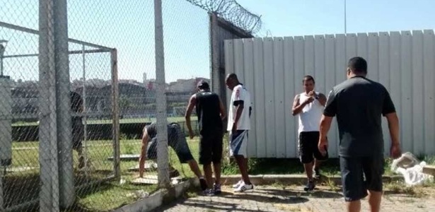 Torcedores invadem o gramado do CT Joaquim Grava, em protesto contra a goleada sofrida pelo Corinthians para o Santos