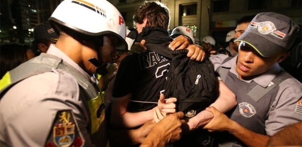 PMs prendem manifestante durante ato contra a Copa do Mundo no Brasil em São Paulo