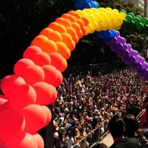 Na imagem, multidão se diverte durante a Parada Gay de São Paulo de 2014, que pediu a criminalização da homofobia no Brasil