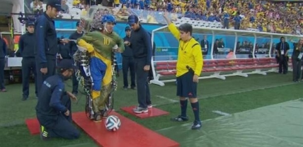 Paraplégico dá chute na Copa com exoesqueleto de Nicolelis