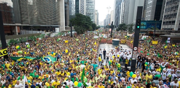 15.mar.2015 - Grupos contrários à presidente Dilma Rousseff fazem ato na avenida Paulista