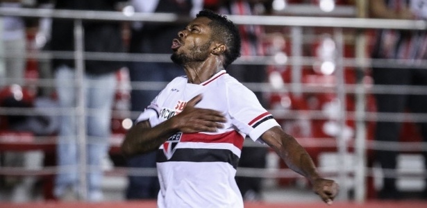 Michel Bastos comemora gol decisivo pelo São Paulo contra o San Lorenzo