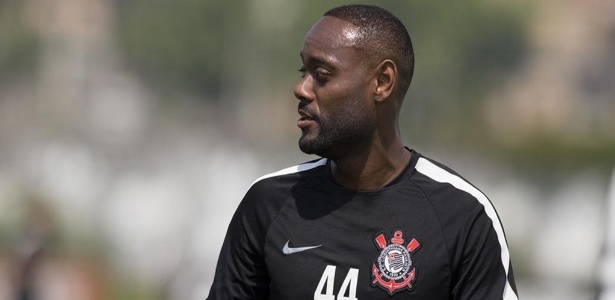 Tite mantém Love entre reservas e põe Sheik de coringa em treino corintiano