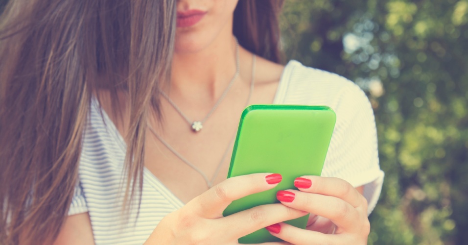 Resultado de imagem para fotos de mulher com celular na mao