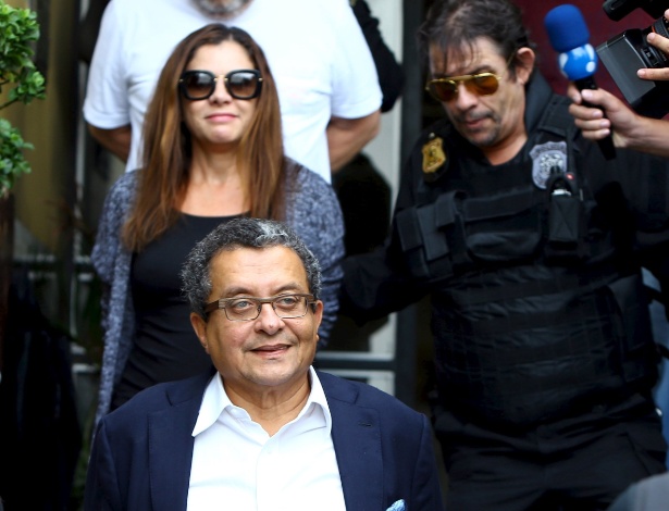 Publicitário João Santana é escoltado pela Policia Federal em Curitiba