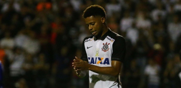 Corinthians salva invencibilidade no fim