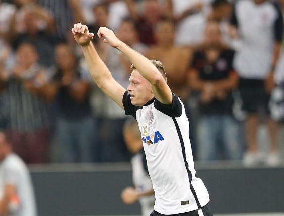 Timão goleia e toma o terceiro lugar do Galo