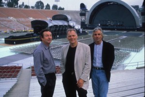 A formação que gravou os dois álbuns após a saída de Roger Waters, em 1984: Nick Mason (esq.), David Gimour (centro) e Rick Wright (FOTO: DIVULGAÇÃO)