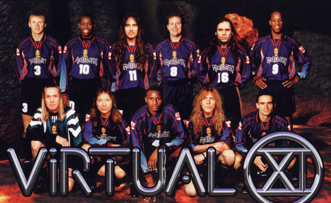 Iron Maiden Football Club, em foto promocional do álbum 'Virtual XI', de 1998 ainda com Blaze Bayley nos vocais. A formação da banda foi acrescentada por alguns jogadores profissionais da época, que atuavam nos times de Londres (FOTO DIVULGAÇÃO)