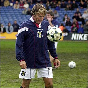 Rod Stewart bate uma bola na preliminar de uma partida da seleção escocesa pelas eliminatórias da Copa de 2002 (FOTO: ROD STEWART FAN CLUB UK)