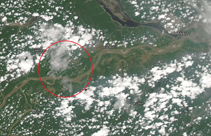 Na imagem de satélite de 31 de outubro dá para ver nuvem de fumaça perto da cidade
