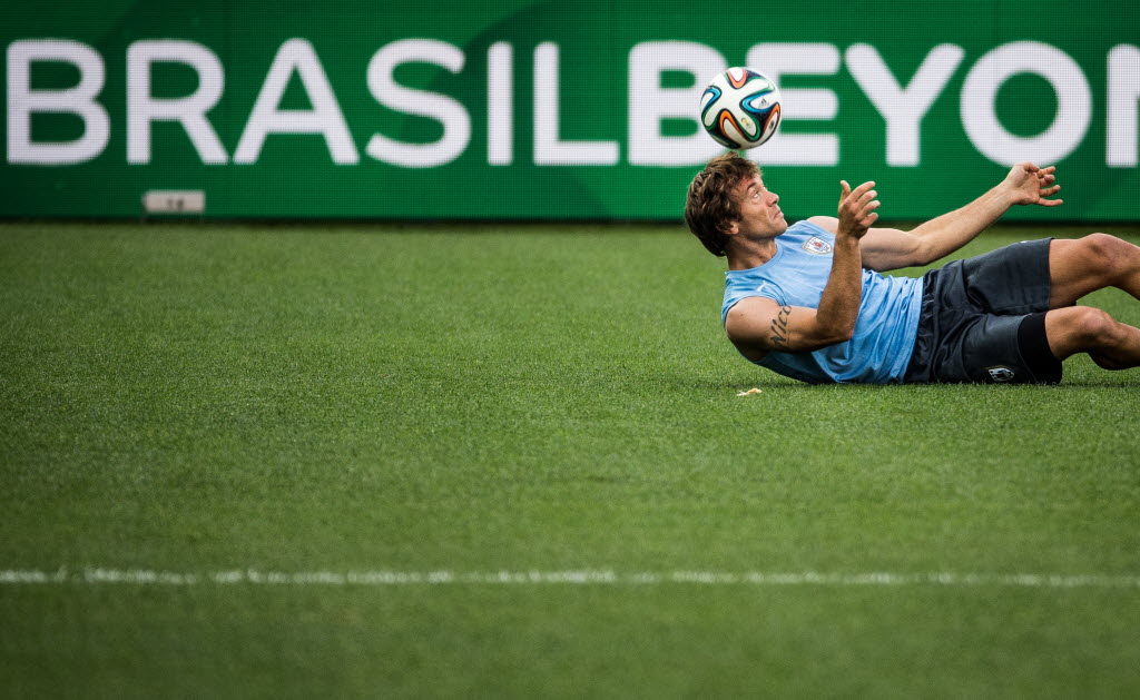 Lugano durante treino do Uruguai na Copa-2014 (Crédito: Eduardo Anizelli/Folhapress)