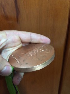 Medalha da Rio-206 descascada na parte da fente e nas laterais