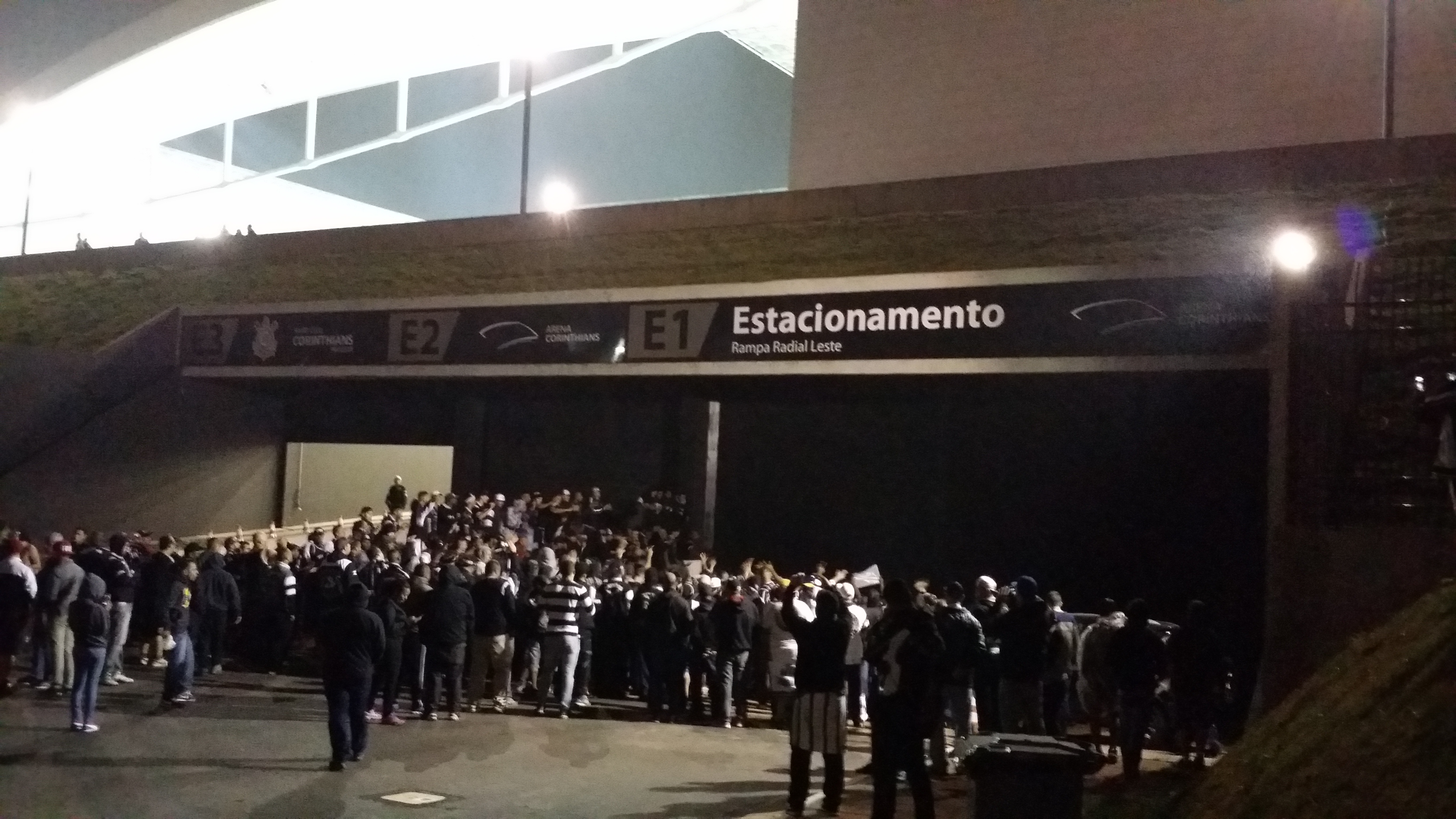 Torcida inaugura ‘área de protestos’ na arena