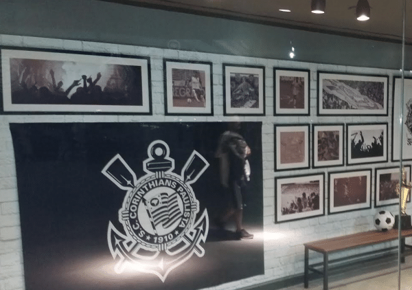 Pronta, Arena Corinthians tem loja de luxo, banheiro químico e buracos