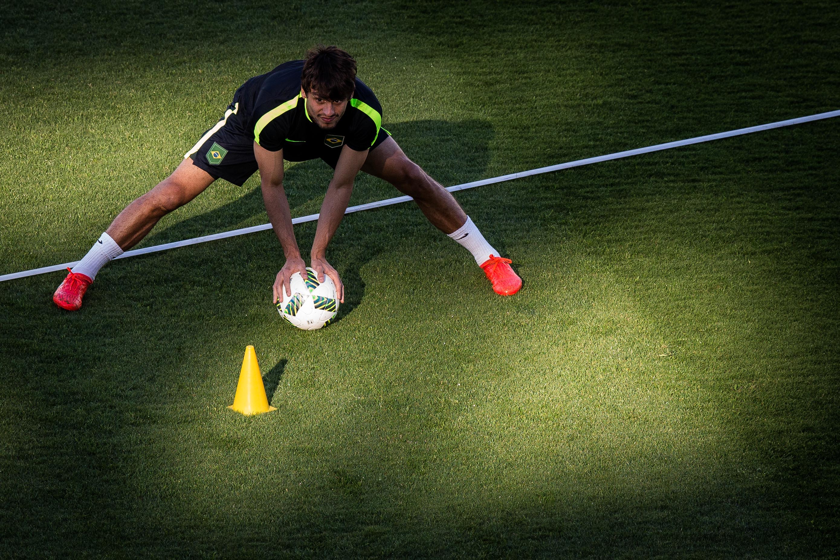 Rodrigo Caio em treino da seleção olímpica (Crédito: Eduardo Anizelli/Folhapress)