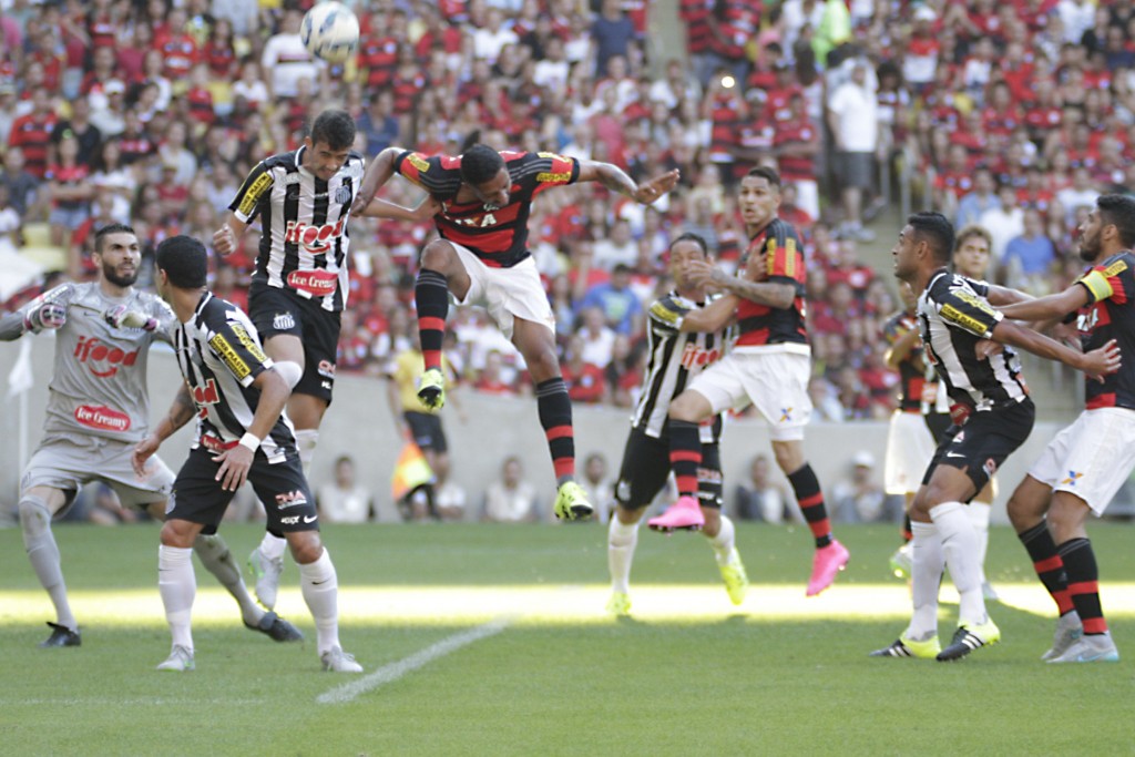 Lance do empate entre Santos e Flamengo. SerÃ¡ que Ã© possÃ­vel gravar qualquer uma das marcas expostas aÃ­? FOTO: Gilvan de Souza/Flamengo