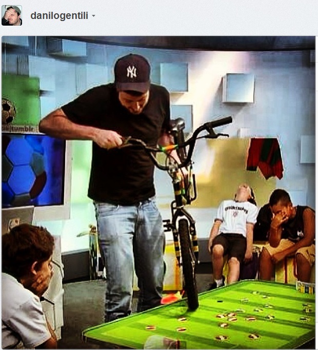 Danilo Gentili faz gol de bicicleta