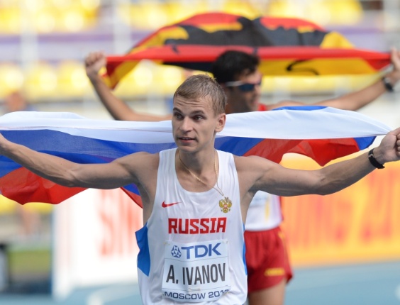  - 11ago2013-atleta-russo-aleksandr-ivanov-comemora-a-vitoria-na-marcha-atletica-do-mundial-de-moscou-1376233323588_564x430