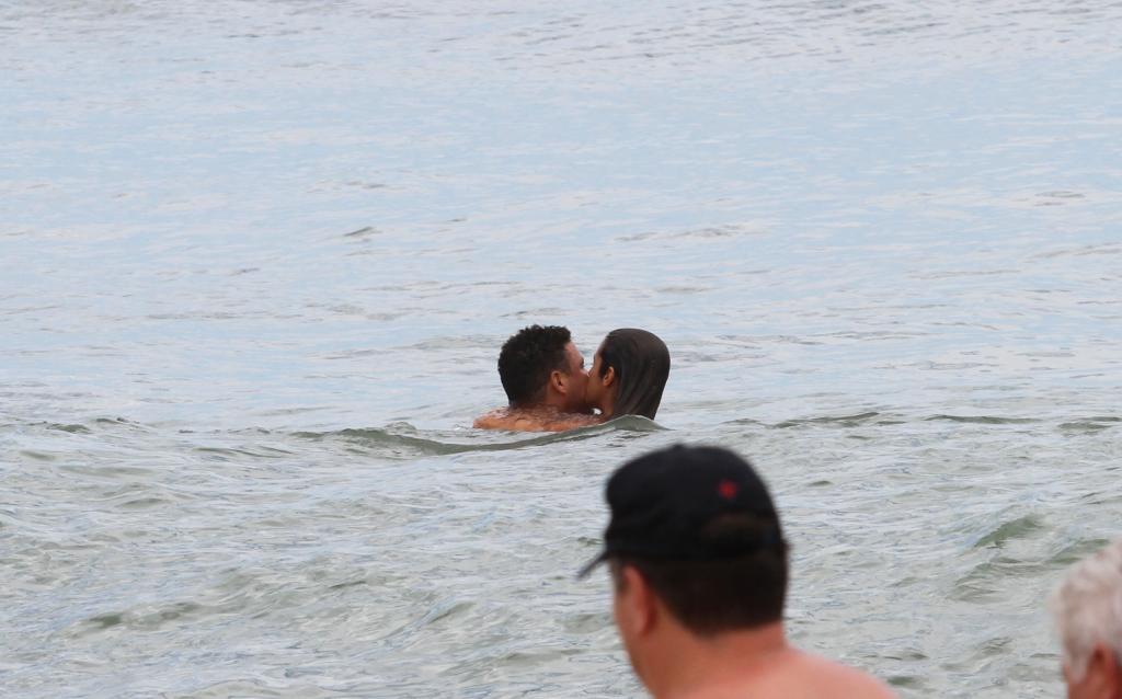 Ronaldo troca beijos com Paula Morais