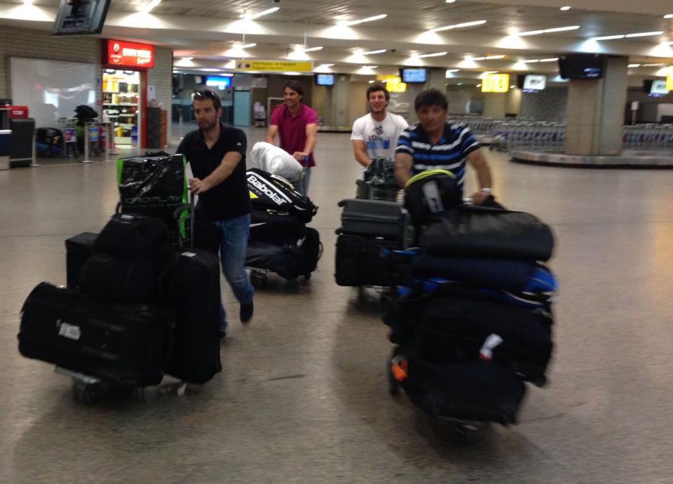 Rafael Nadal e sua equipe no aeroporto
