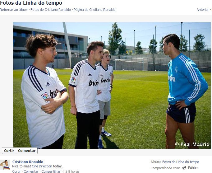 Cristiano Ronaldo ao lado de membros do Real Madrid
