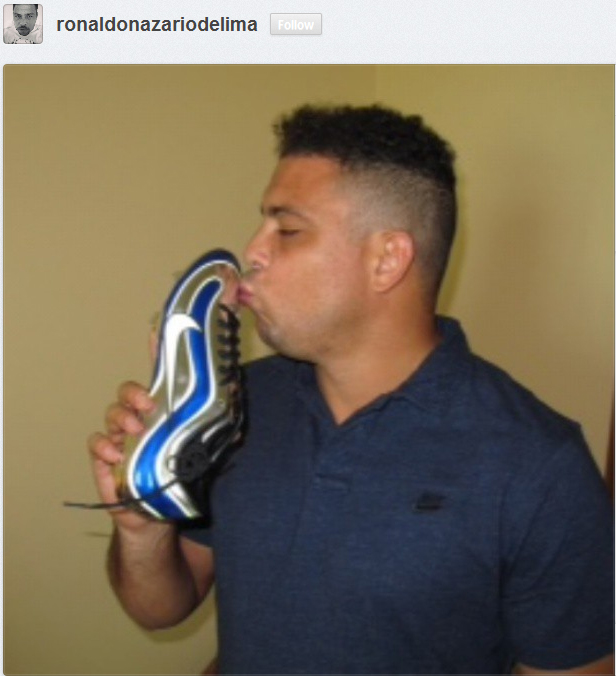 Ronaldo beija chuteira
