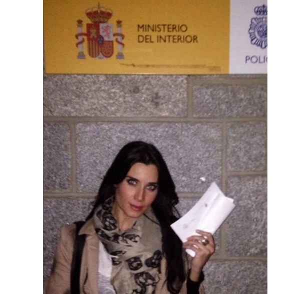 Pilar Rubio posta foto do momento em que deixou polícia madrilenha (Reprodução/Twitter)