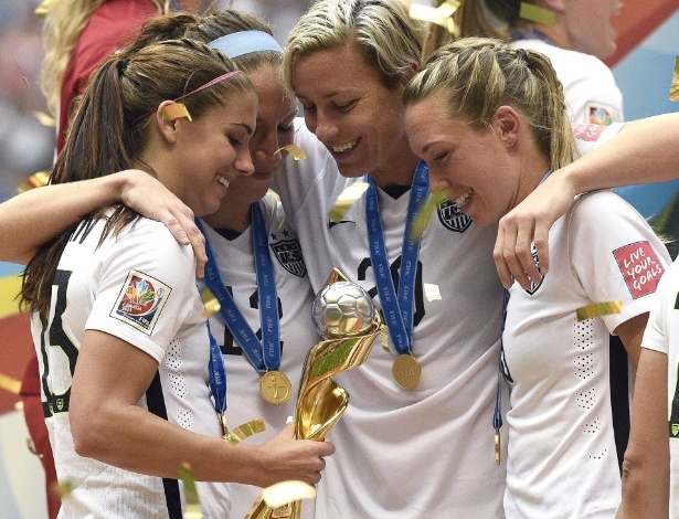 Da esq. p/ dir: Alex Morgan, Lauren Holiday, Abby Wambach e Whitney Engen celebram título da Copa do Mundo de futebol após vitória dos EUA contra o japão por 5 a 2