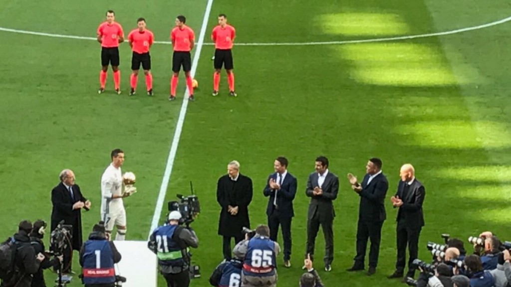 Owen e Ronaldo participaram de evento em Madri (Crédito: @themichaelowen/Twitter)