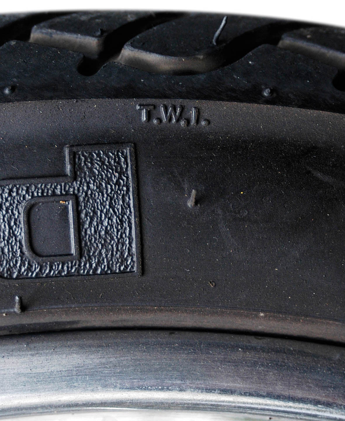Qual é a hora certa de trocar o pneu da moto? 3