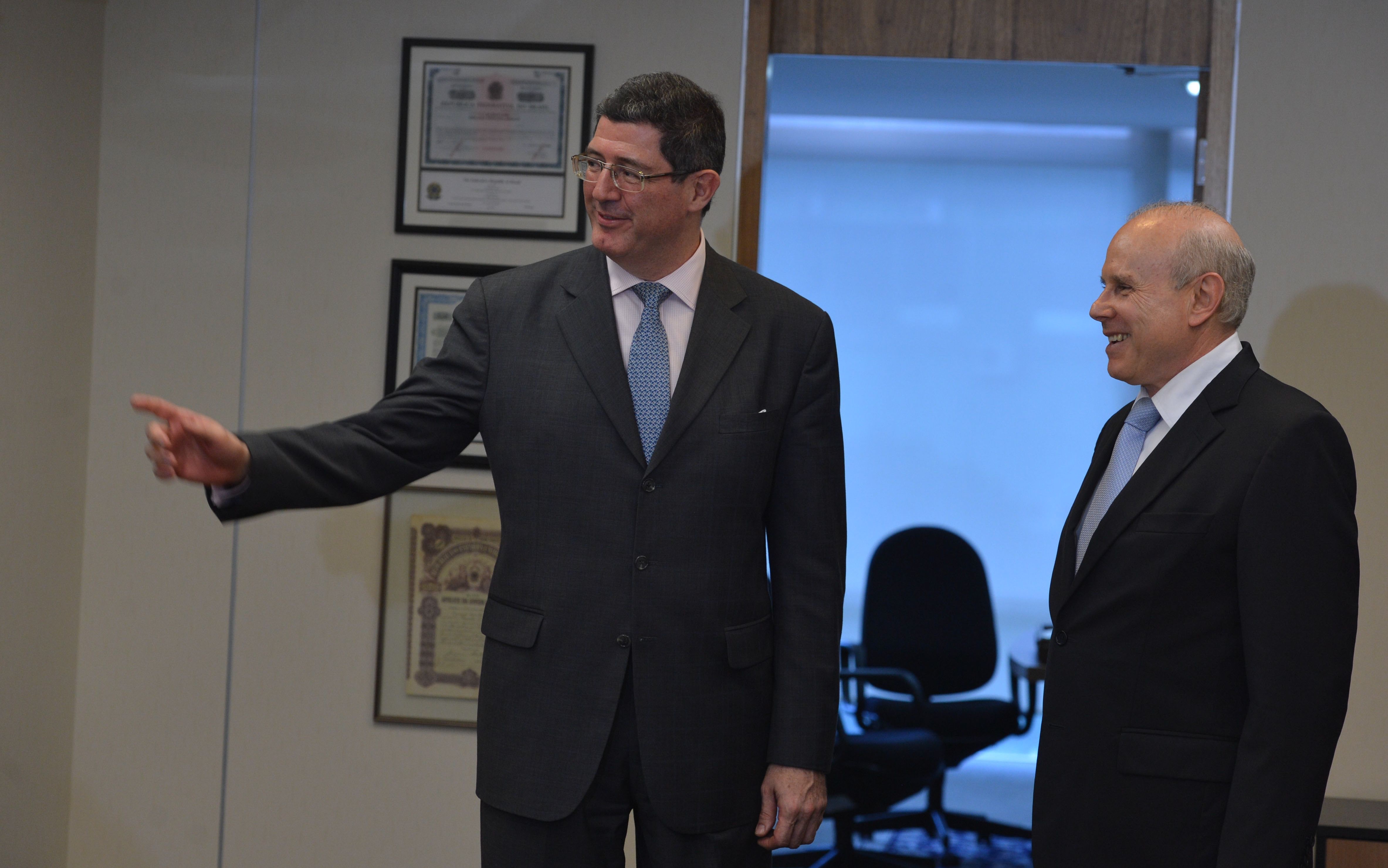 Joaquim-Levy-e-Guido-Mantega-encontram-se-em-Brasilia-foto-Valter-Campanato-Agencia-Brasil_201412040002