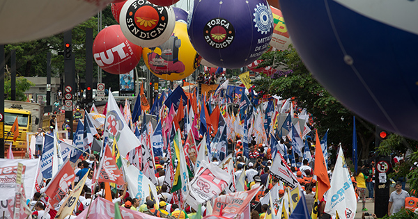 Centrais sindicais protestam na Avenida Paulista, em SP, contra mudanças em benefícios trabalhistas