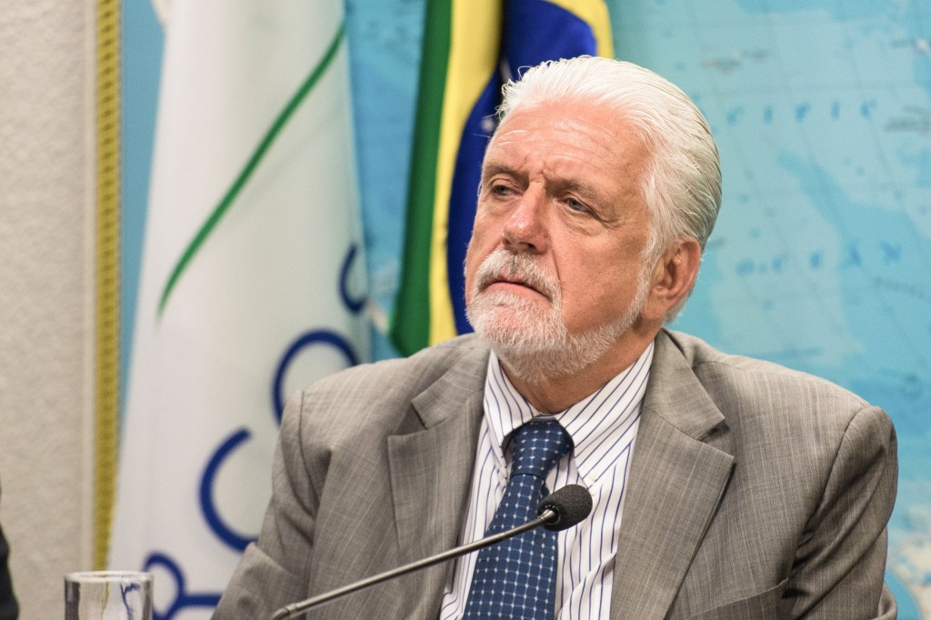 O ministro da Defesa, Jaques Wagner, fala na Comissão de Relações Exteriores e Defesa Nacional do Senado sobre a situação atual e perspectivas futuras do ministério (Marcelo Camargo/Agência Brasil)