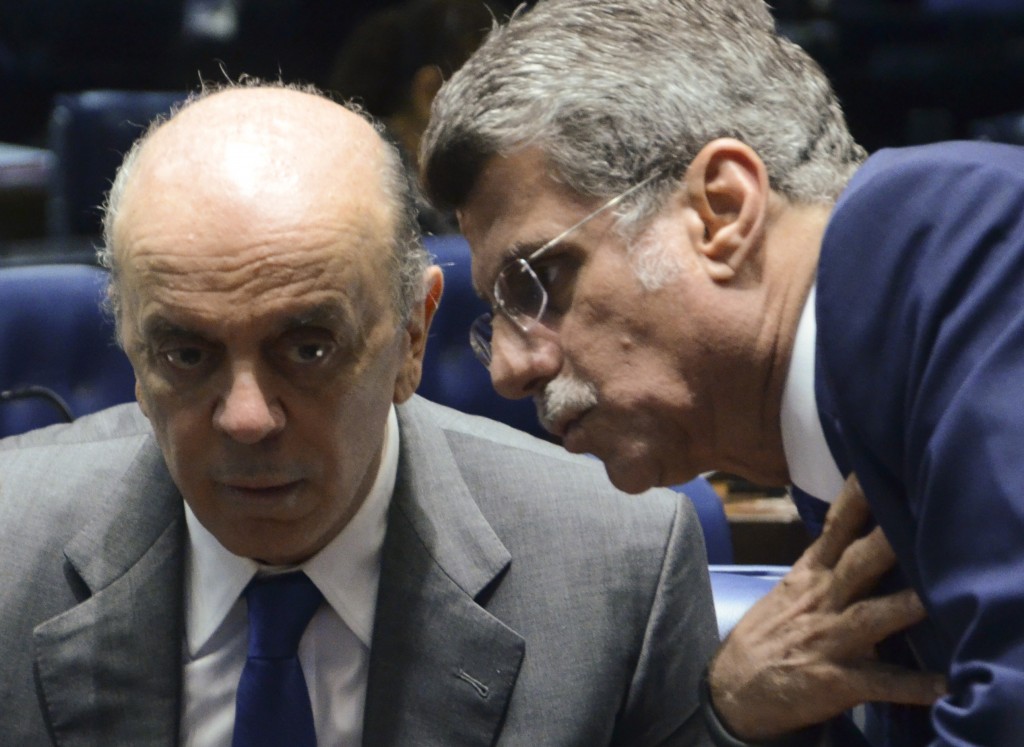 Os senadores José Serra (PSDB-SP) e Romero Jucá (PMDB-RR)