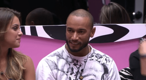 Slim: “Por mais que eu tenha uma afinidade, um carinho muito grande, algumas atitudes dela eu não concordo, umas comigo e outras que aconteceram... Hoje vou colocar a Aline no paredão.”