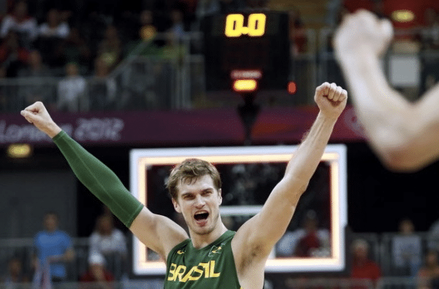 Tiago Splitter comemora vitória contra Grã-Bretanha