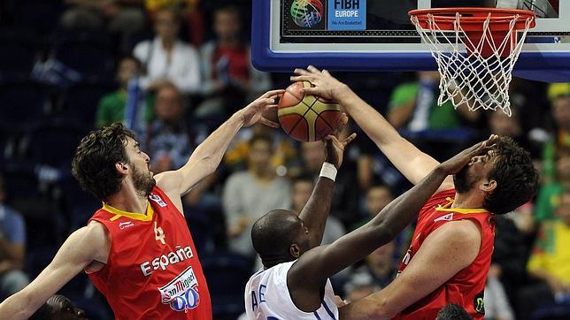Irmãos Gasol do basquete em ação Pau e Marc Gasol dividem um toco