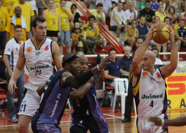 São José x Bauru, Campeonato Paulista de basquete Laws em ação pelo São José
