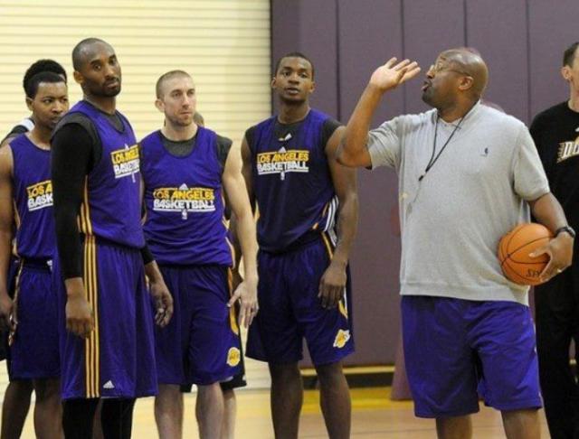 lakers-training-camp-mike-brown Mike Brown tem trabalho pela frente