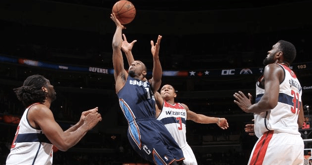 Kemba tenta o chute em flutuação