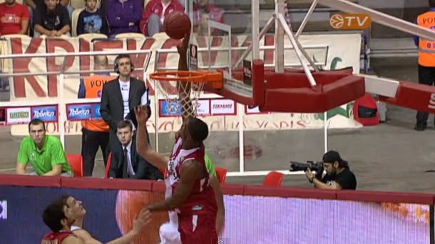 kyle-hines_block_olympiakos_oloympiacos Kyle Hines decola