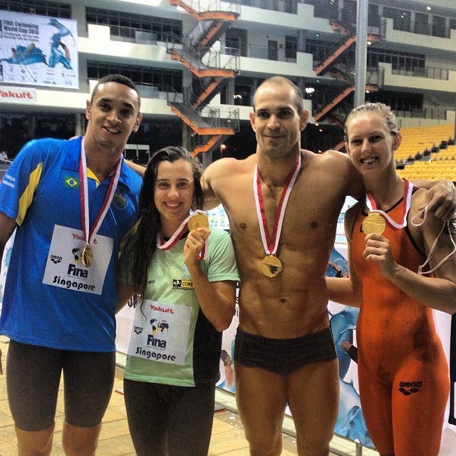 Equipe brasileira 4x50m livre misto (foto: Instagram de Larissa Oliveira)